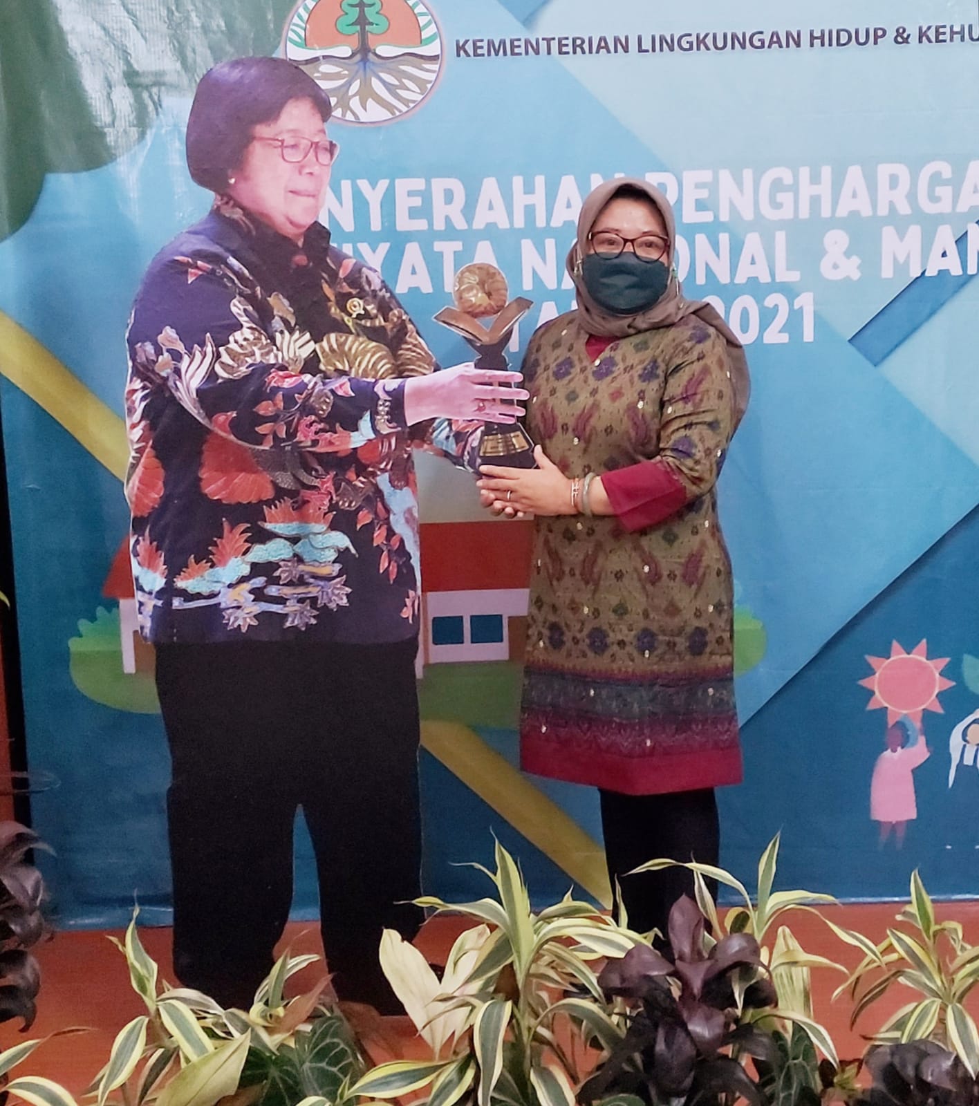 Penyerahan Tropi Sekolah Adiwiyata Tingkat Nasional Tahun 2022